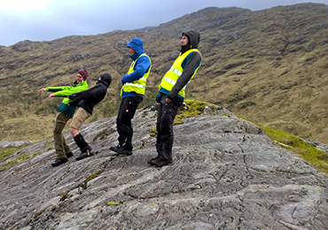 Geologiestudenten bei Sturm in Schottland